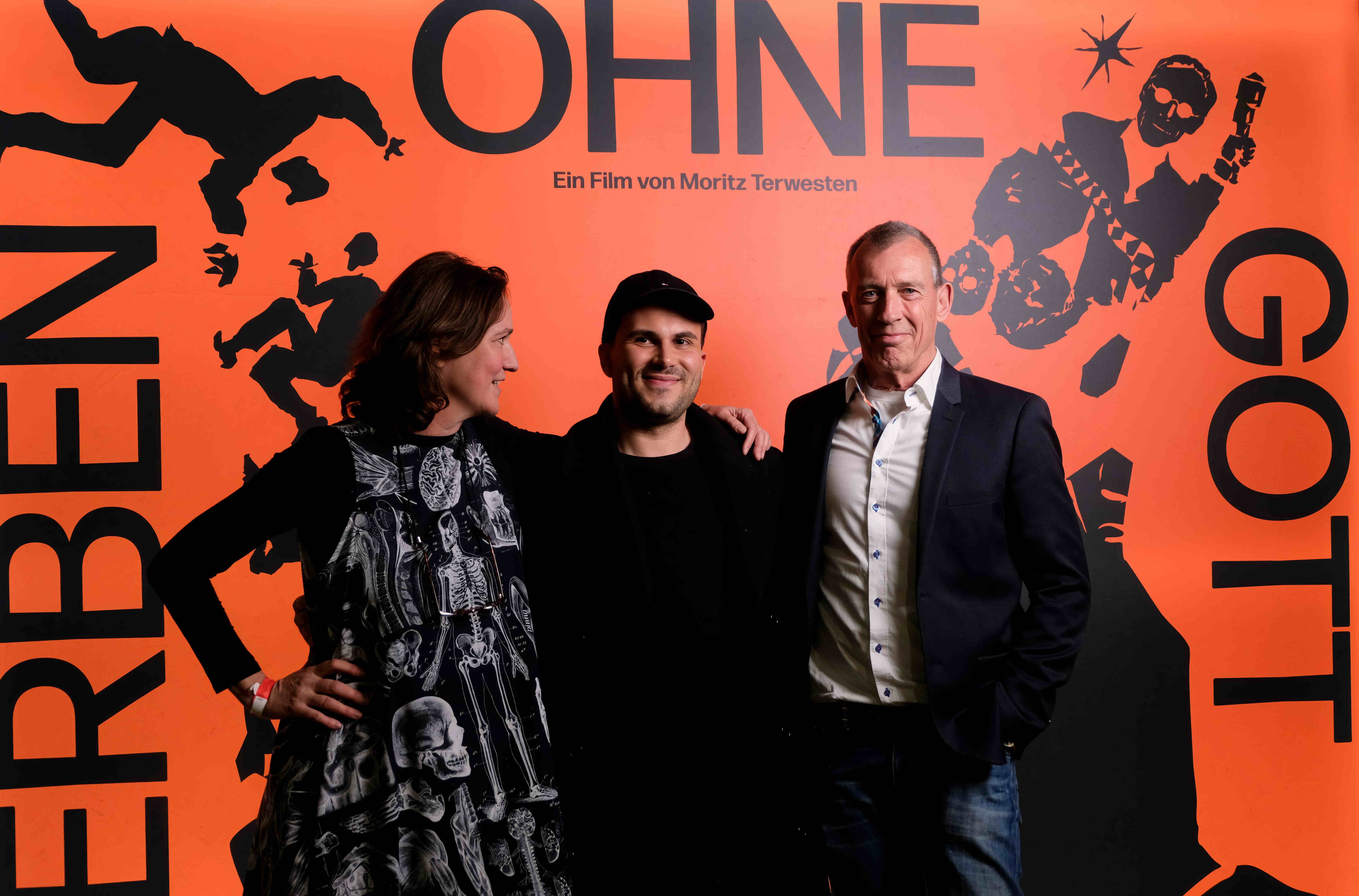 Team vor dem Filmplakat